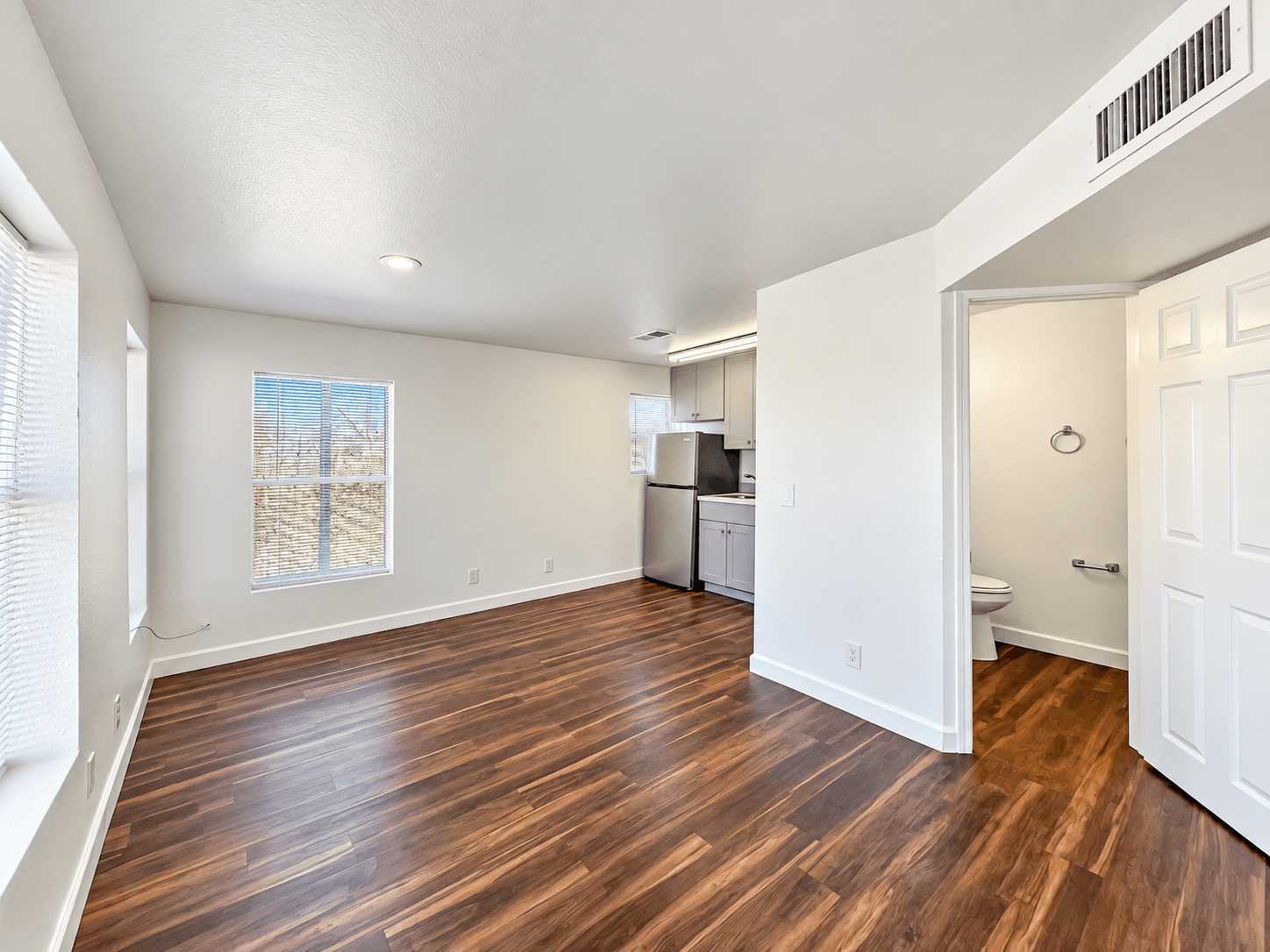 317 N 17th Drive - Photo 2